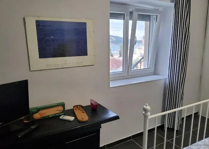 με συμπάθεια-with Sympathy - Private Parking דירה קאבאלה